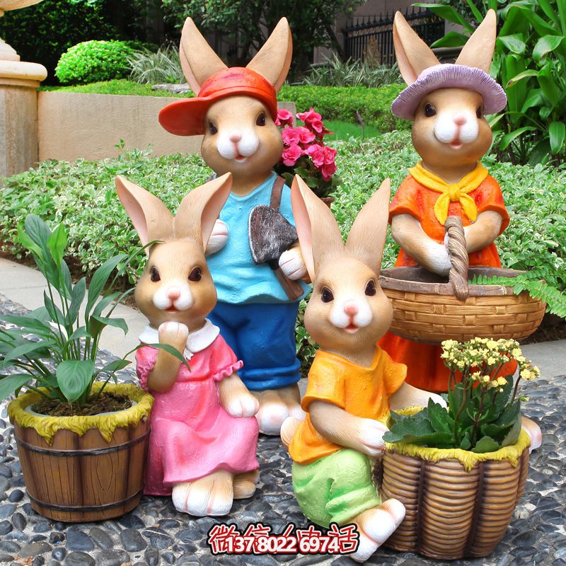 玻璃鋼彩繪兔子雕塑，為花園景區(qū)增添精彩