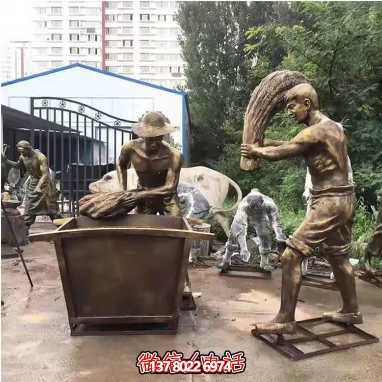 玻璃鋼仿銅農(nóng)耕人物雕塑，美化戶外景區(qū)