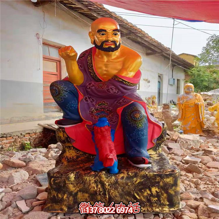 精美絕倫的玻璃鋼彩繪貼金十八羅漢雕塑，讓寺廟更加輝煌