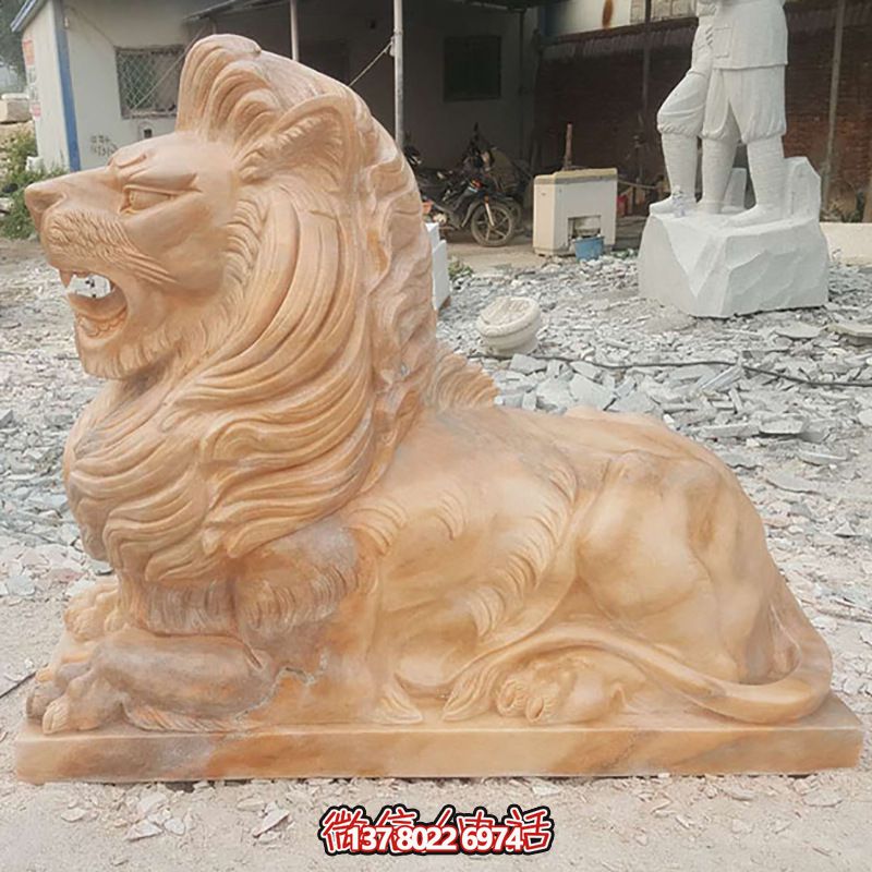 兇猛獅子紅石雕臥著雕塑，為公園景區(qū)添彩晚霞之美