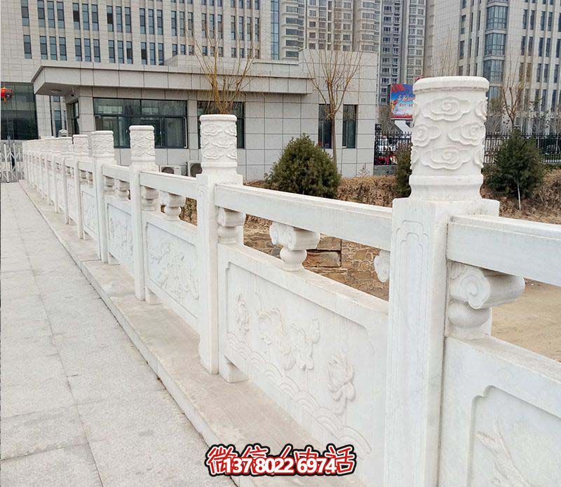 漢白玉鑲嵌欄桿扶手，點(diǎn)綴走廊裝飾，為城市花園添彩