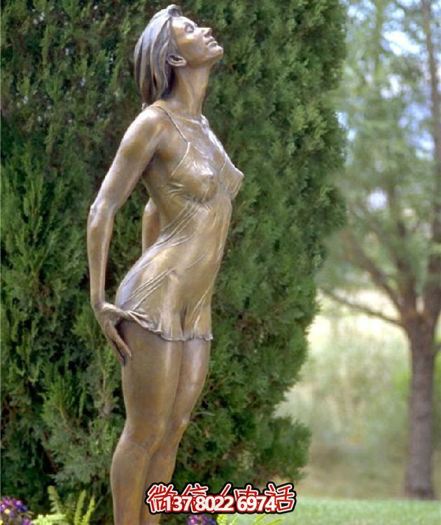 西方風(fēng)格仿銅人物雕塑玻璃鋼擺放，為公園園林增添靈動(dòng)之美