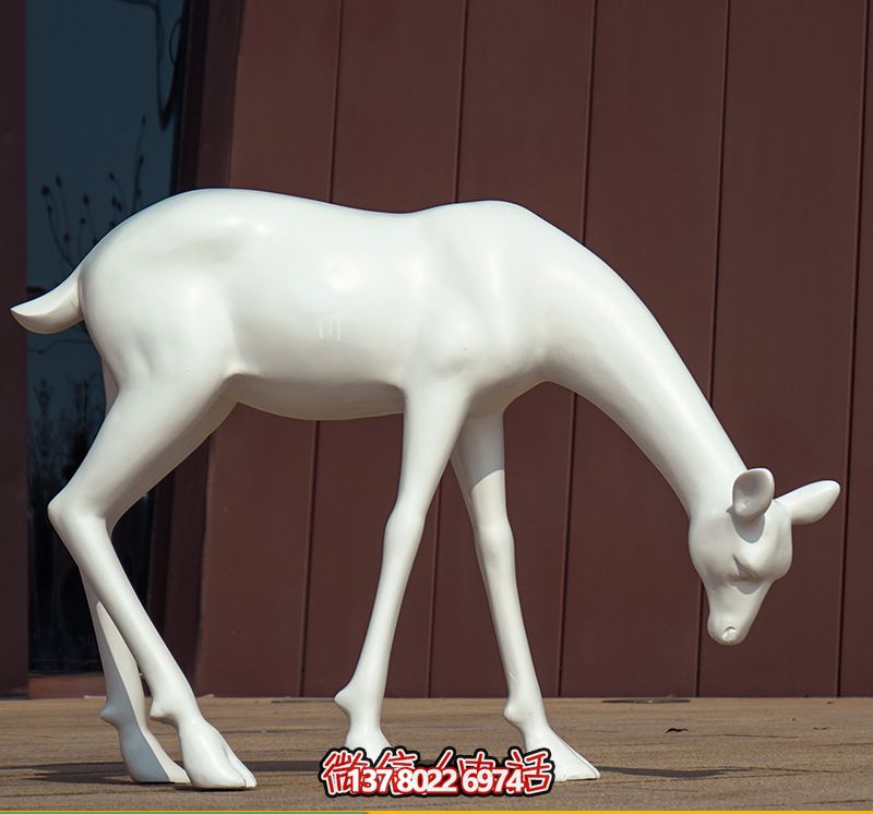 創(chuàng)意景觀酒店，低頭行走，讓鹿雕塑與您相伴