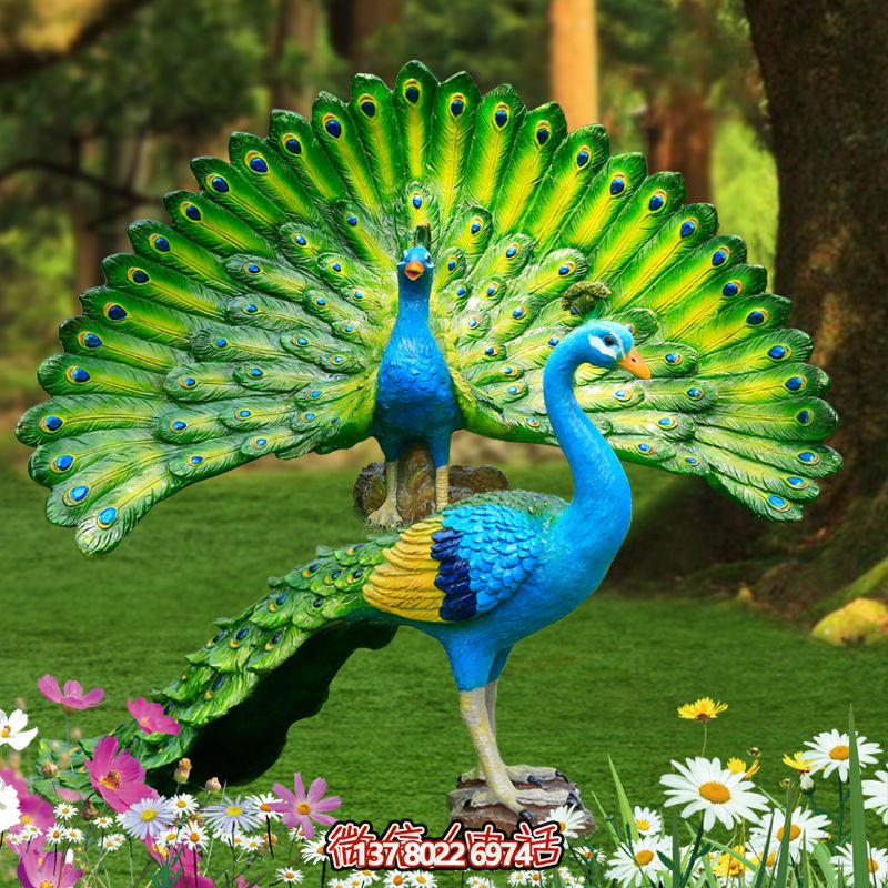 玻璃鋼彩繪孔雀雕塑，為公園草地增添靈動(dòng)之美