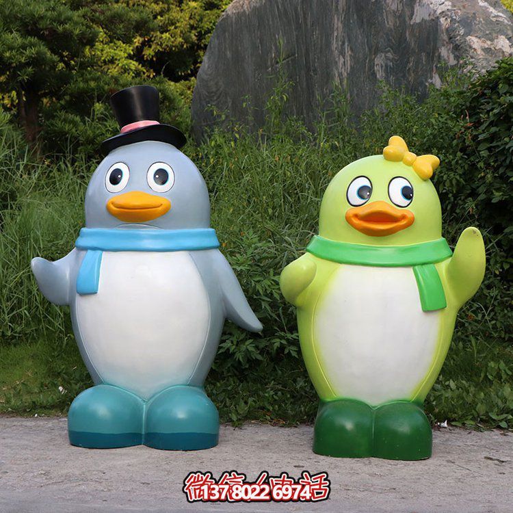 玻璃鋼彩繪企鵝景觀公仔，為幼兒園戶外擺件