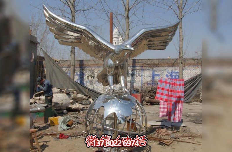 休息時刻，欣賞不銹鋼老鷹雕塑