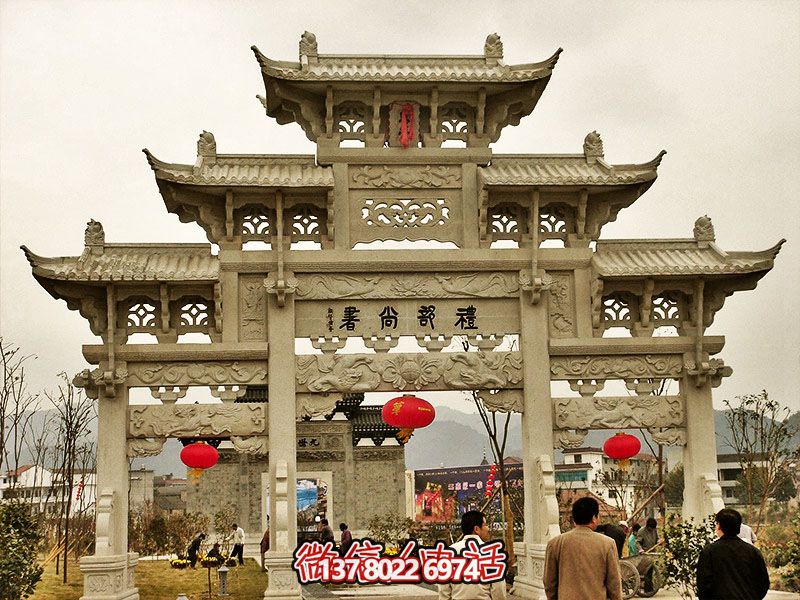 鏤空三門(mén)牌坊，點(diǎn)綴城市廣場(chǎng)