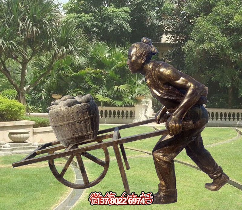 小區(qū)草坪擺放推獨(dú)輪車的古人玻璃壺仿銅雕塑